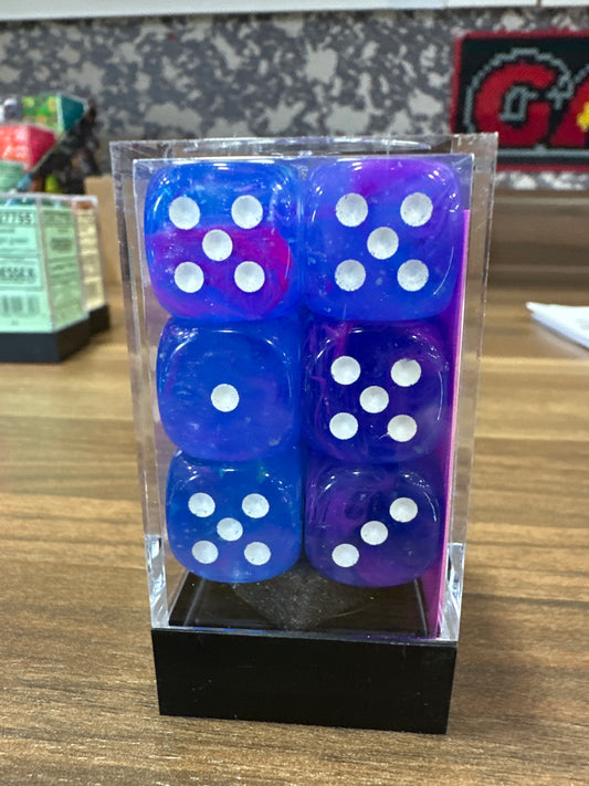 Aura White 16mm D6 ( 12 Dice )